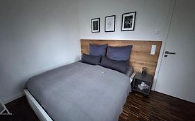 helle Ferienwohnung in Architektenhaus mit Garten und beheiztem Außenpool